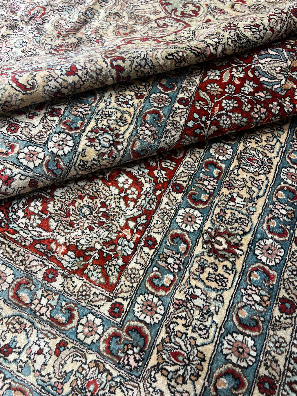 28338 Fine Silk Medallion