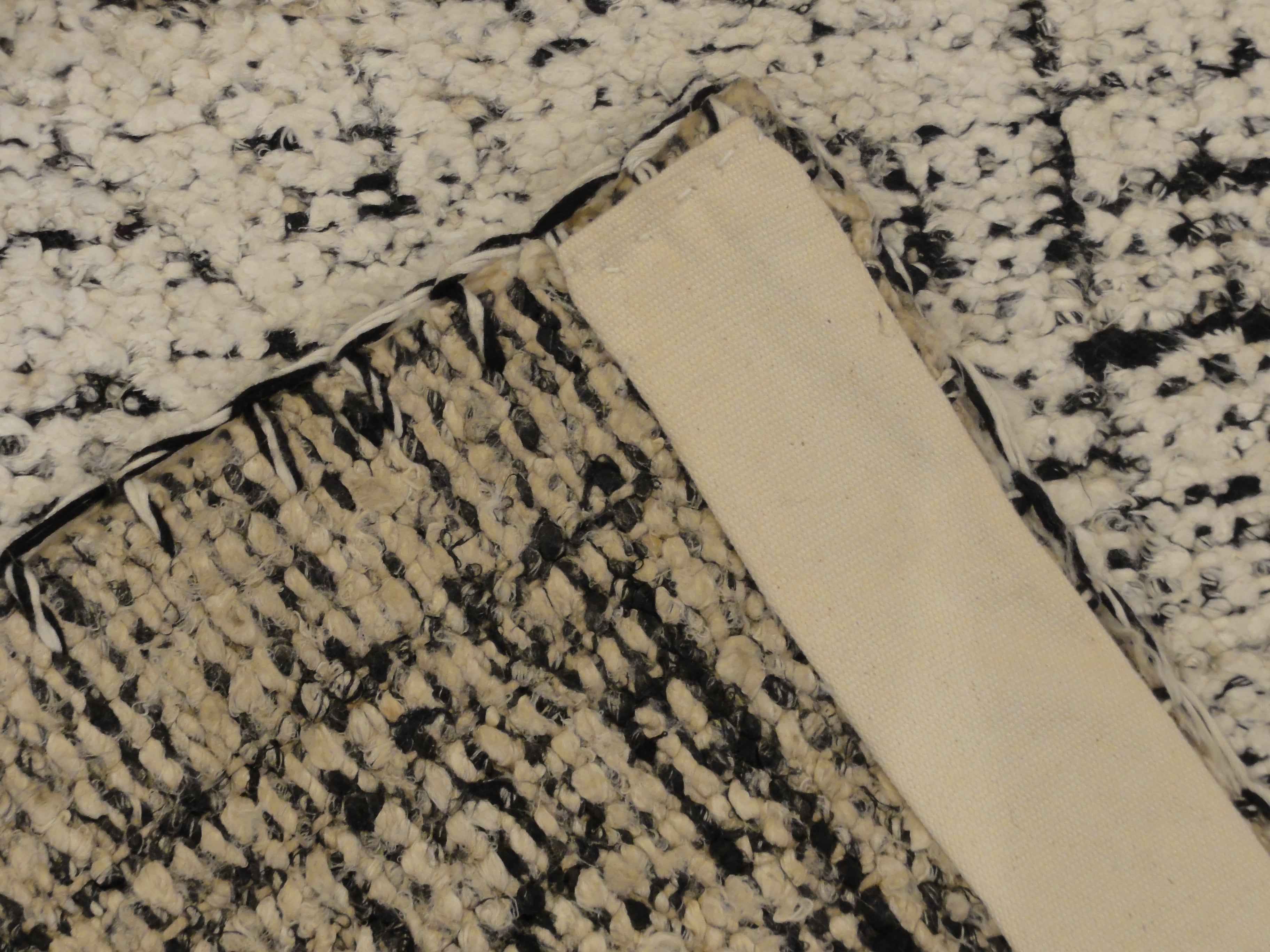 33021 Modern White Black Rug