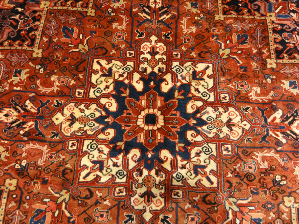 Antique Serapi Heriz 37015