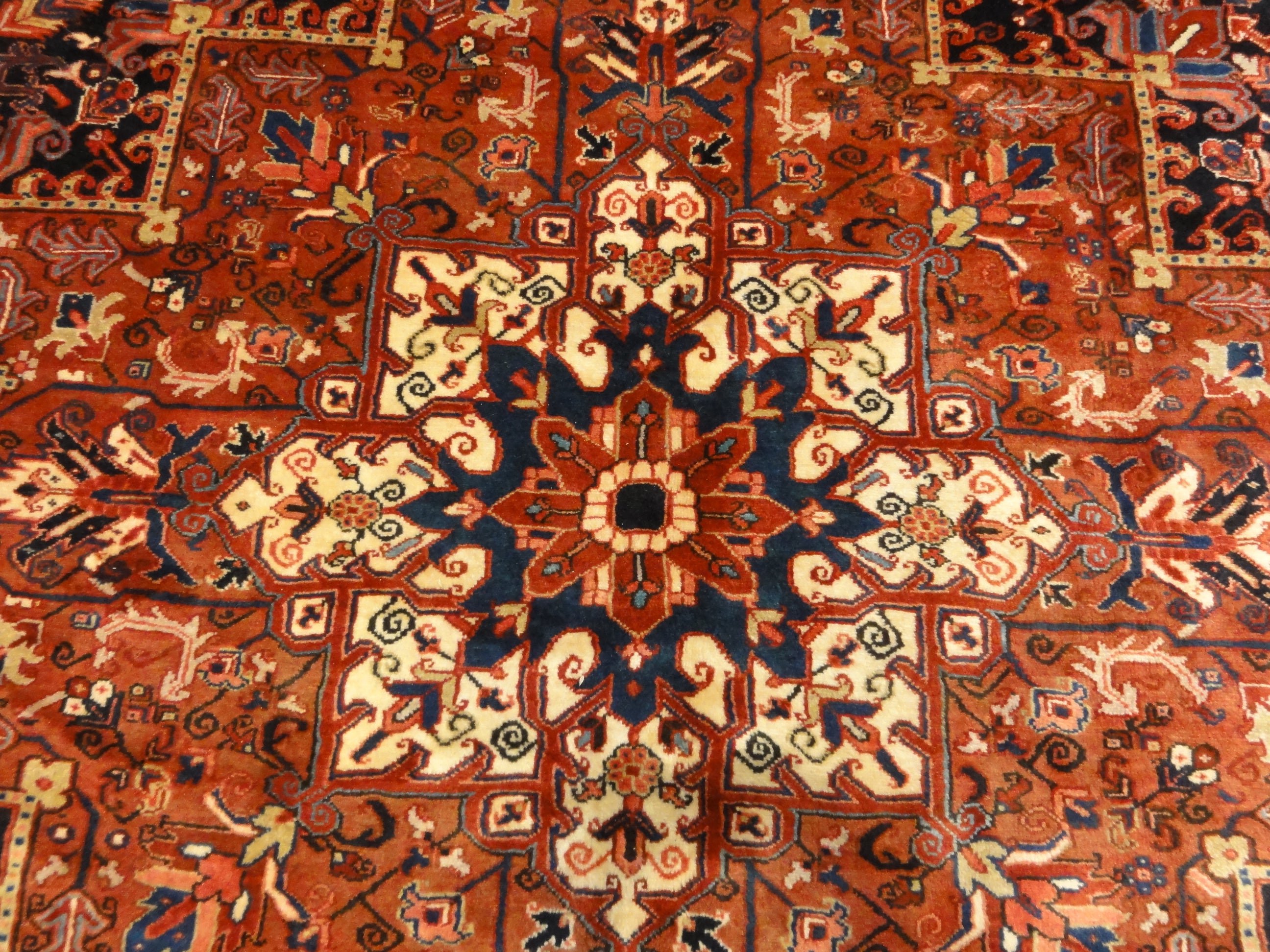 Antique Serapi Heriz 37015