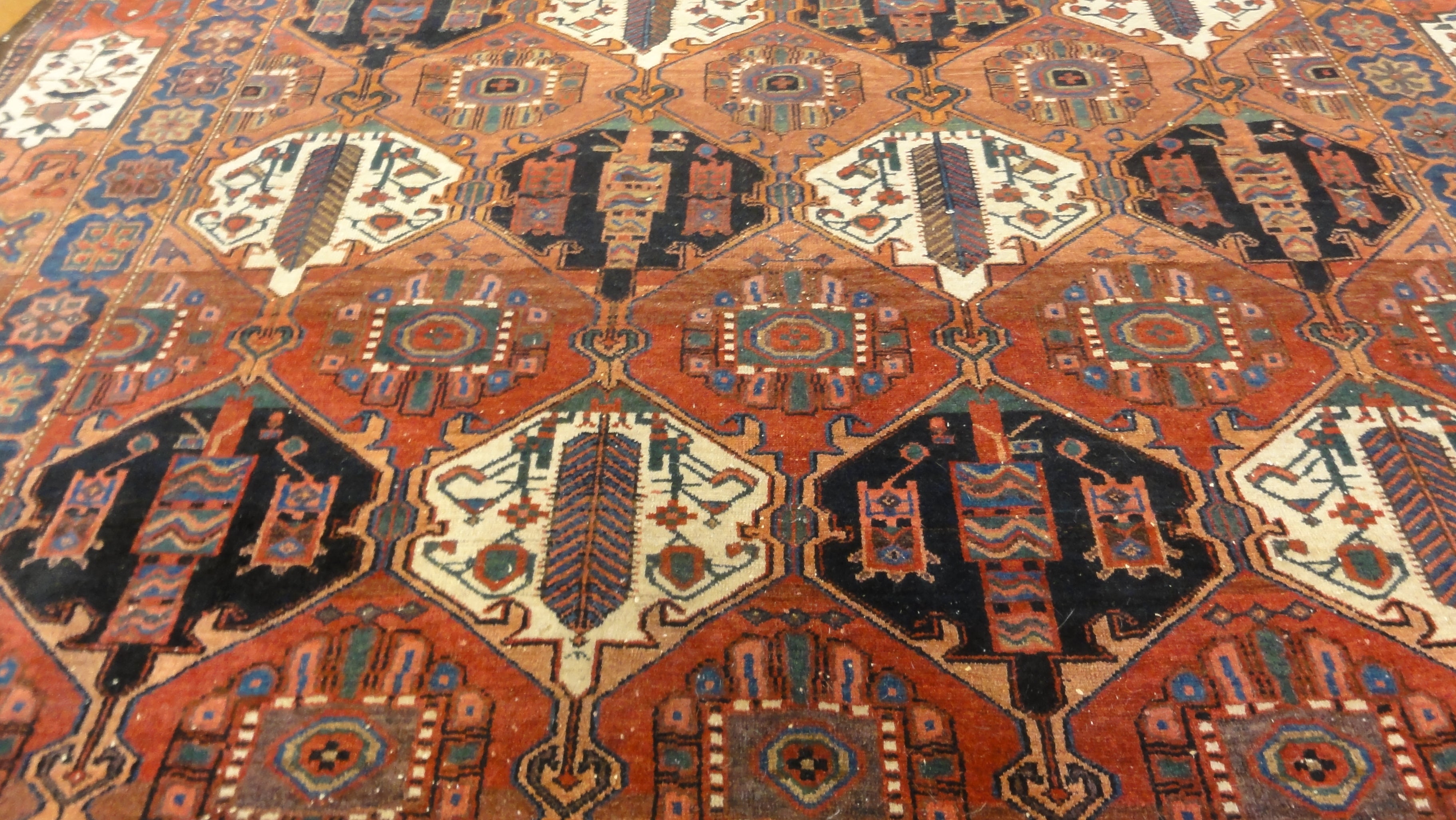 34730 Antique Armani Bakhtiari