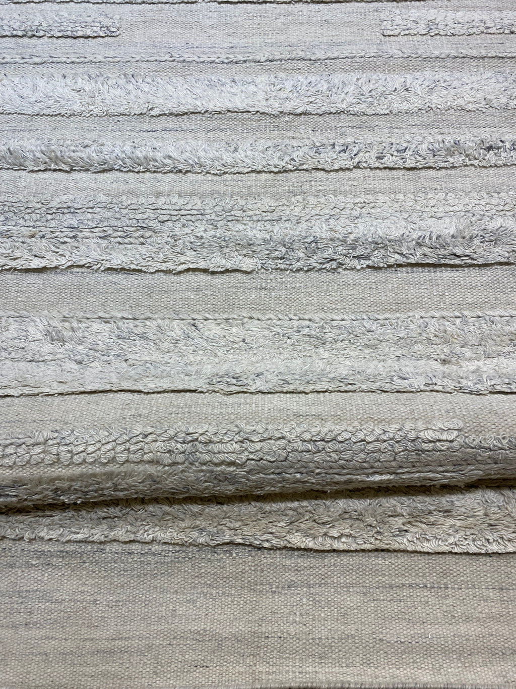 Close-up of the Ziegler &#038; Co Montecito Vibe Runner showcasing its textured, multi-line pattern in a light gray color.