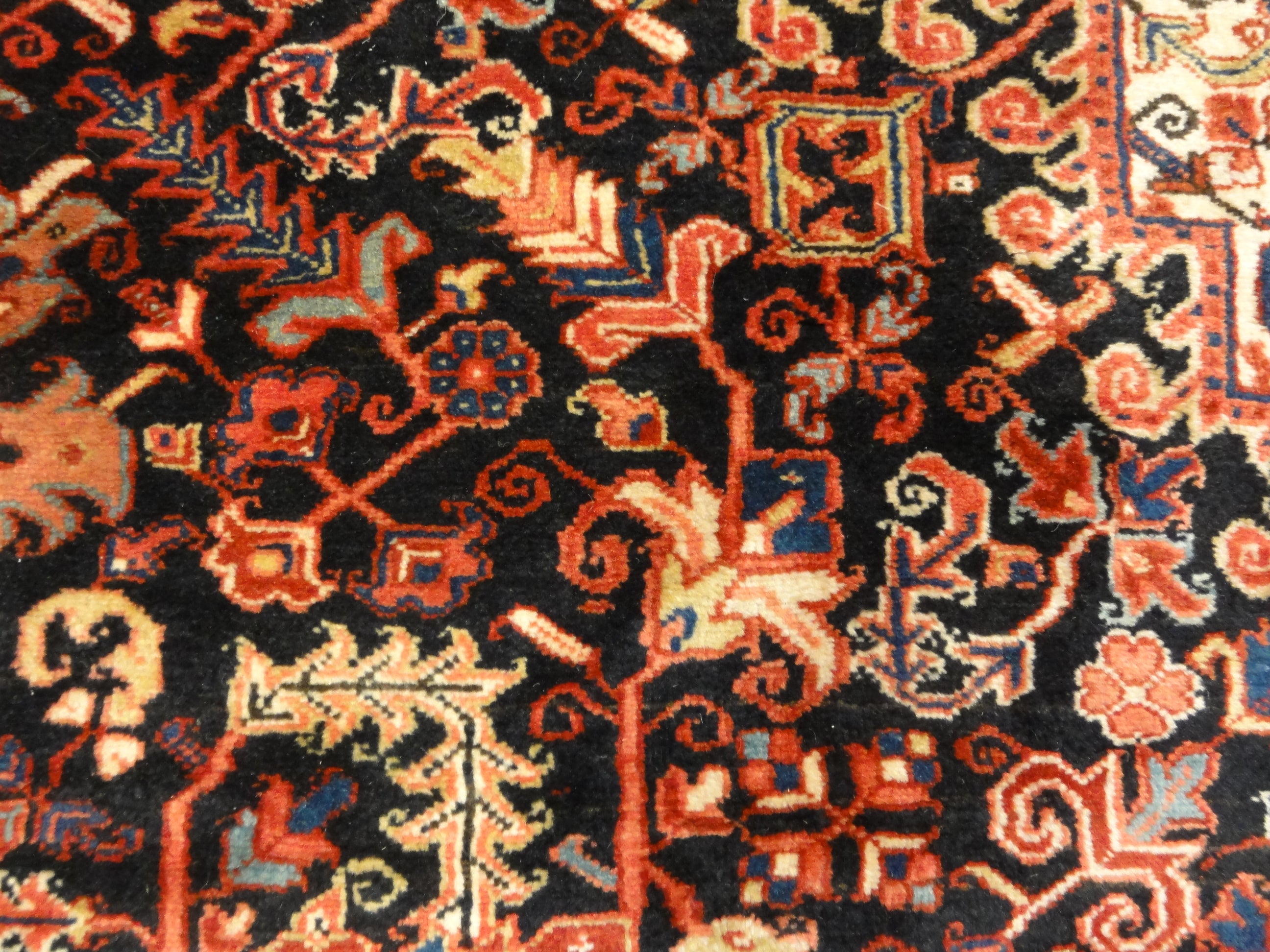 Antique Serapi Heriz 37015