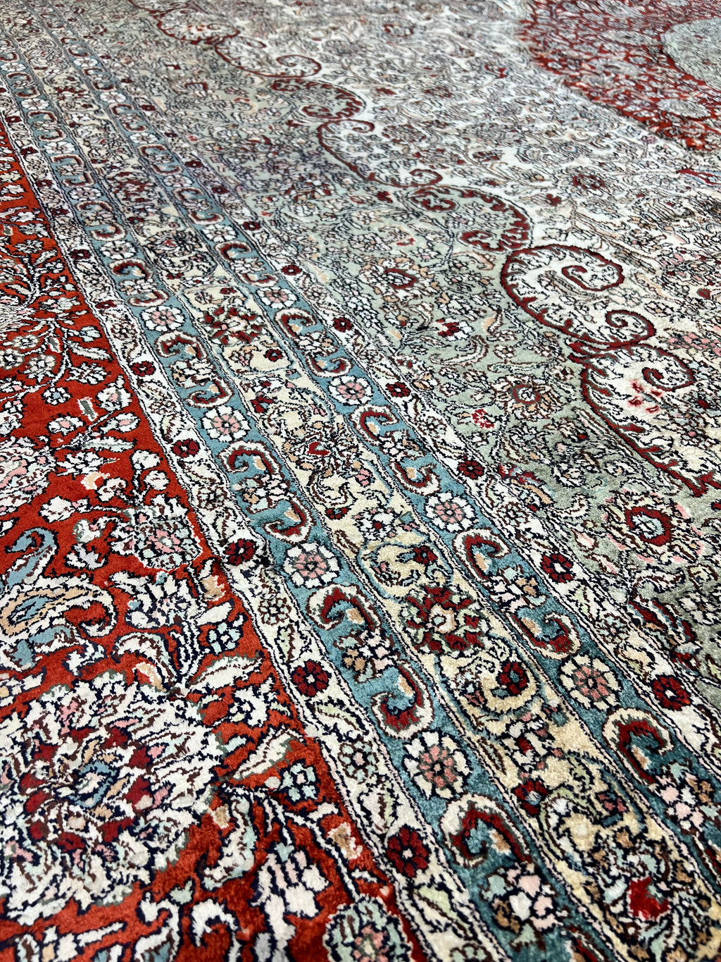 28338 Fine Silk Medallion