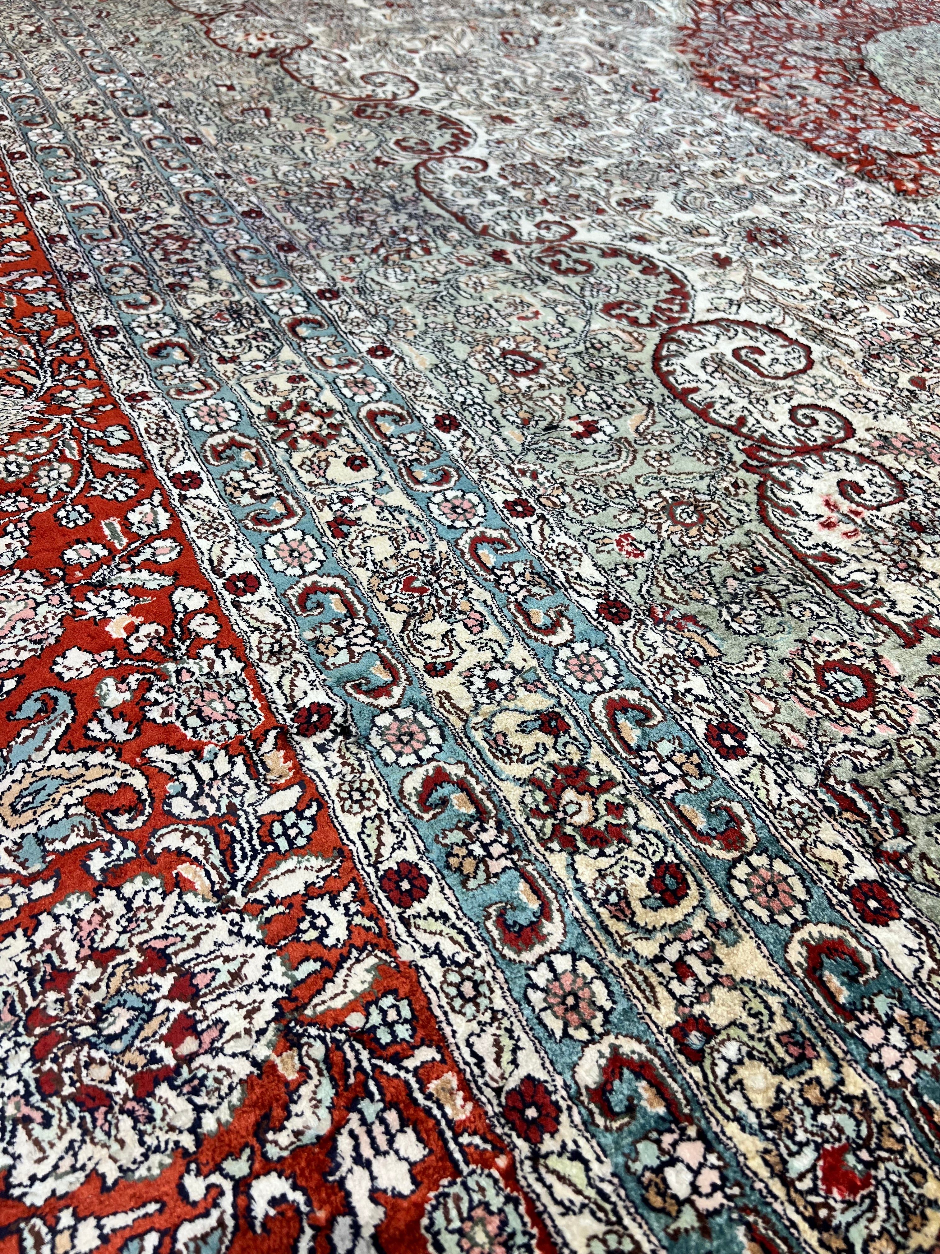 28338 Fine Silk Medallion